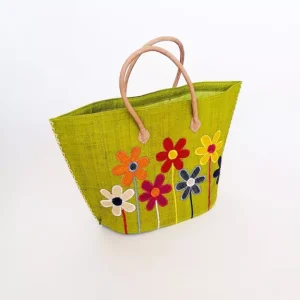 Cesta artesanal verde con flores